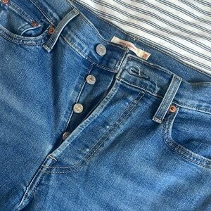 LEVI’S WEDGIE STRAIGHT LEG JEANS